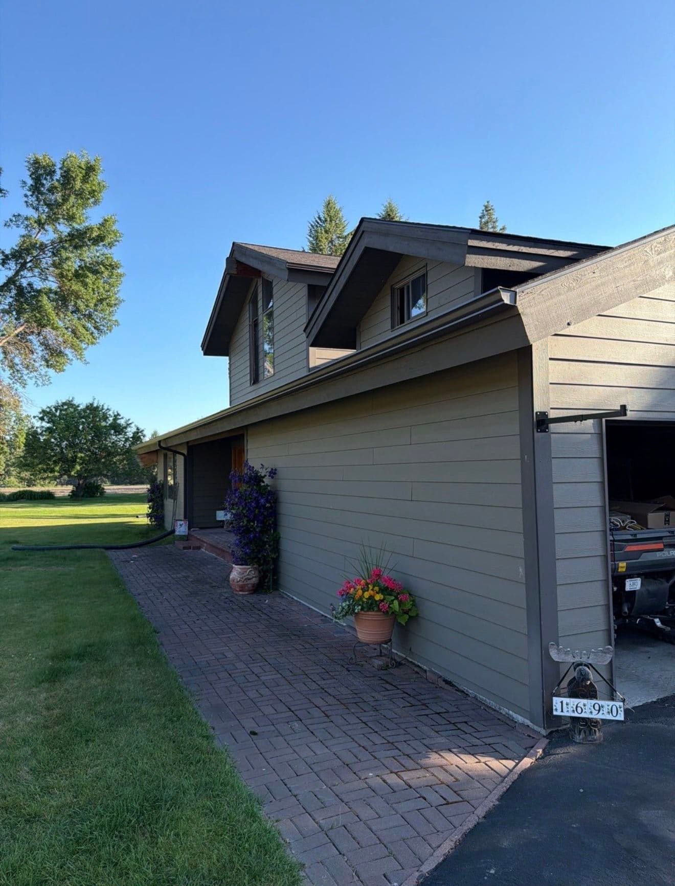 Gallery photos for Seamless Gutters and Leaf Guard Protection on a Large Property: Image #3