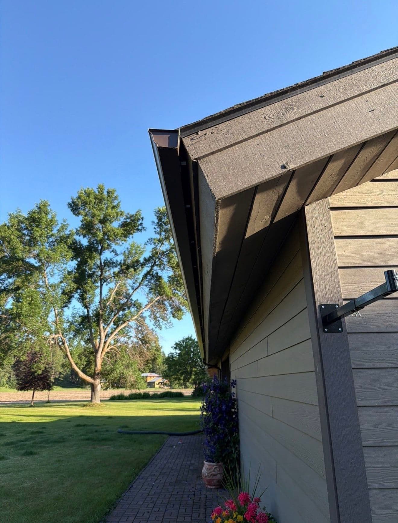 Gallery photos for Seamless Gutters and Leaf Guard Protection on a Large Property: Image #4